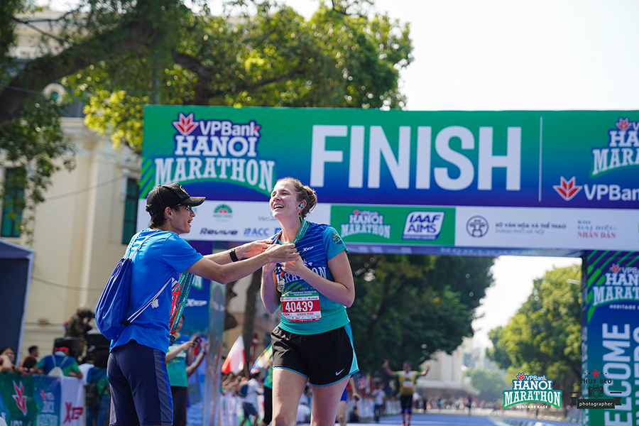 Những khoảnh khắc về đích ấn tượng của VPBank Hanoi Marathon 2019 Những khoảnh khắc về đích ấn tượng của VPBank Hanoi Marathon 2019